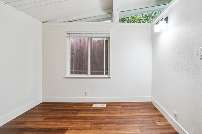 Building Photo - 6900 Thornhill Dr