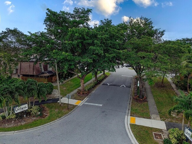 Building Photo - 7690 Courtyard Run W