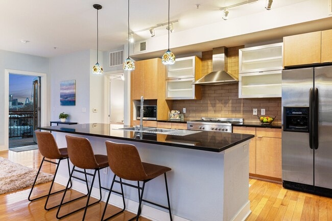 Building Photo - Gorgeous condo with city views