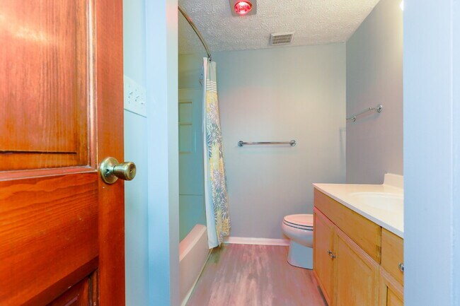 Building Photo - Bright and Spacious Townhome Living Near Reston