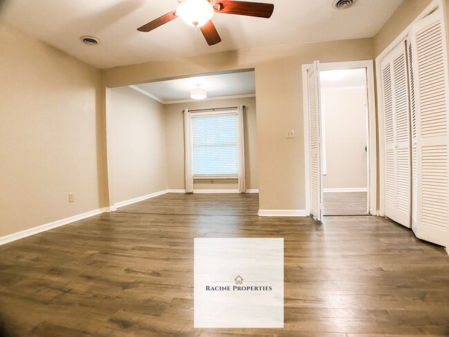 Building Photo - # Spacious Townhouse in Desirable Greenville Location