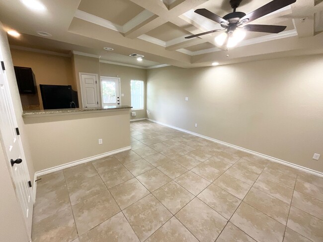 Building Photo - Luxury townhome by Retama Park!