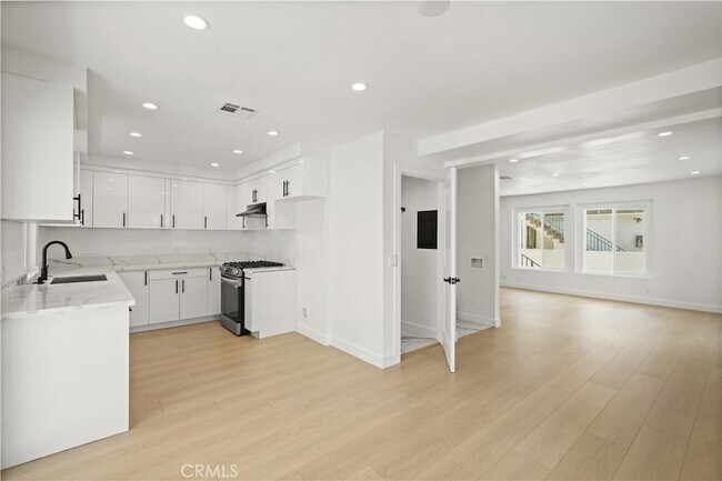 Building Photo - 7010 Lennox Ave