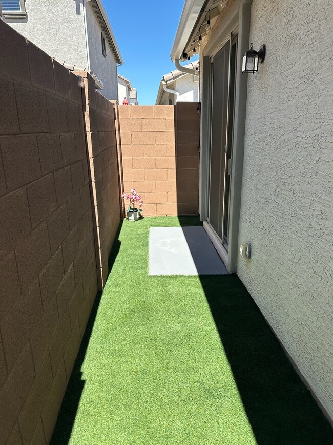 Building Photo - 25238 N 142nd Dr