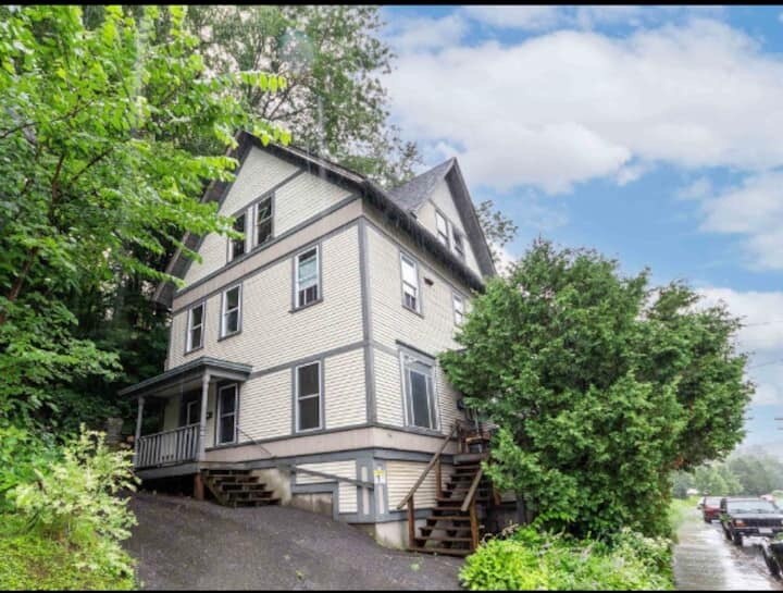 Exterior - 156-2 Barre St