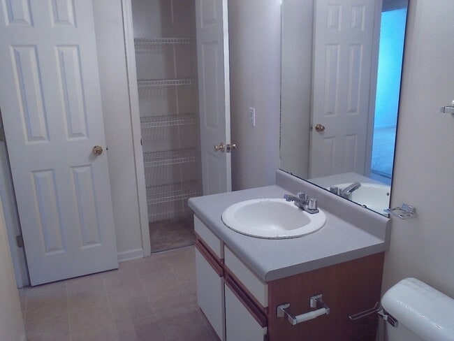 Building Photo - 2 Bedroom, 1 bath apartment Upstairs Unit