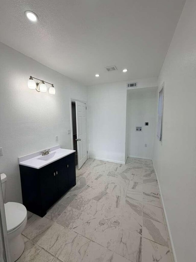 Building Photo - 651 W Bruce St