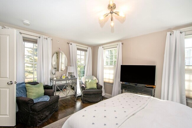 Building Photo - 108-110-110 Elm St