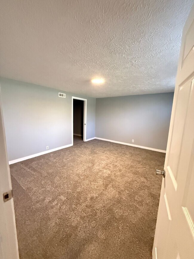 Building Photo - 4 bedroom/1 bath/detached storage building