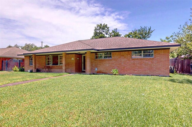 Building Photo - 4826 Waynesboro Dr