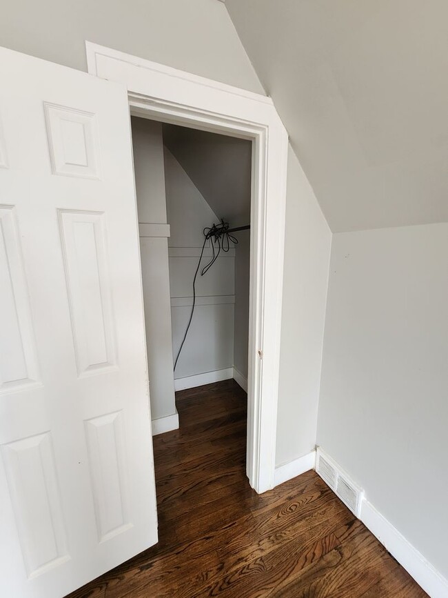 Building Photo - Large Glen Park Home! Original Hardwood Fl...