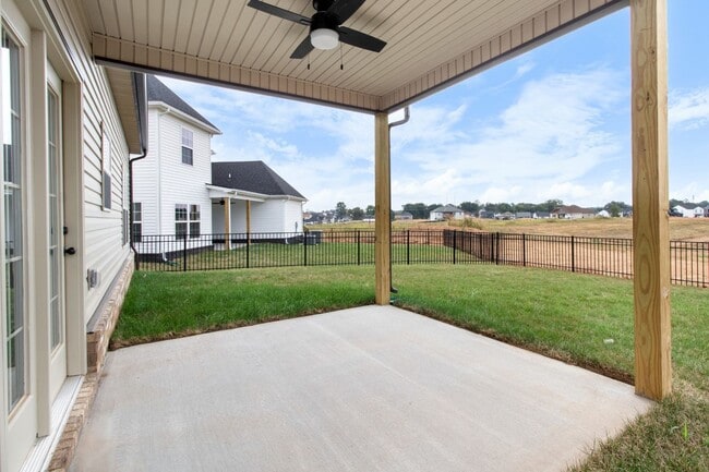 Building Photo - Like New.  Sharp with Community Pool