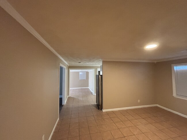 Building Photo - 3895 St Elmo Ave