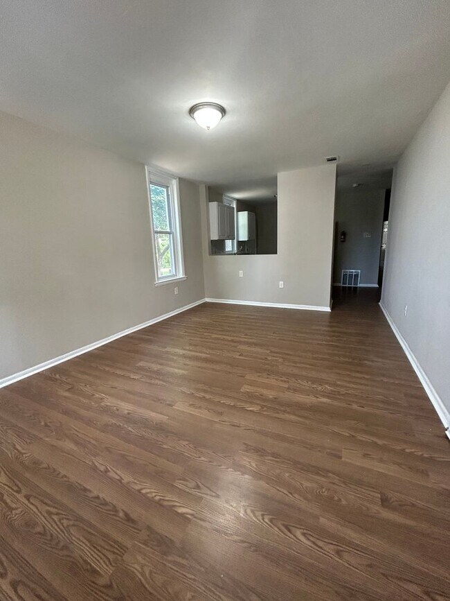 Building Photo - 1458 Kenwood Ave
