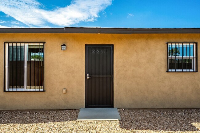 Building Photo - 615 S Santa Rita Ave