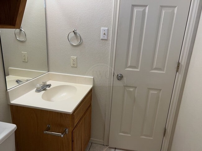 Building Photo - 915 McDaniel Cir