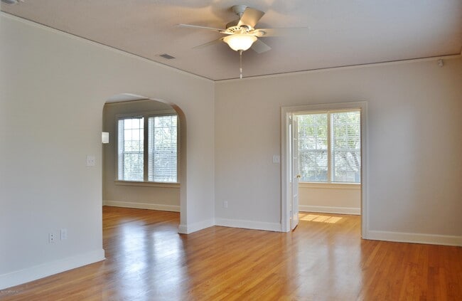 Building Photo - 2262 Myra St