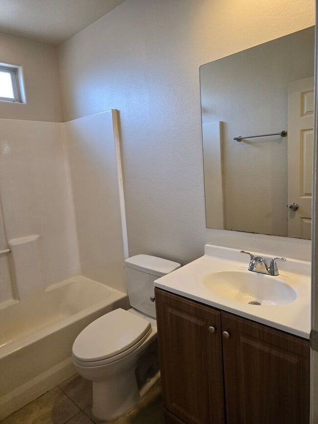 Building Photo - 3 bed, 1 bath, in a Duplex located in Sout...