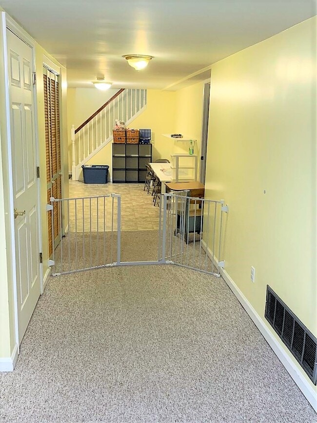 Building Photo - 709 Plaza Dr