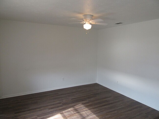 Building Photo - 2814 N Panama Ave