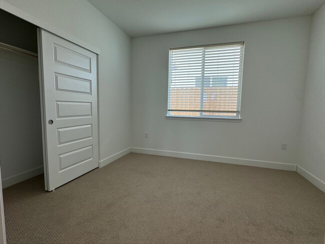 Building Photo - Avail 6/1. Solar home in 55+ gated communi...