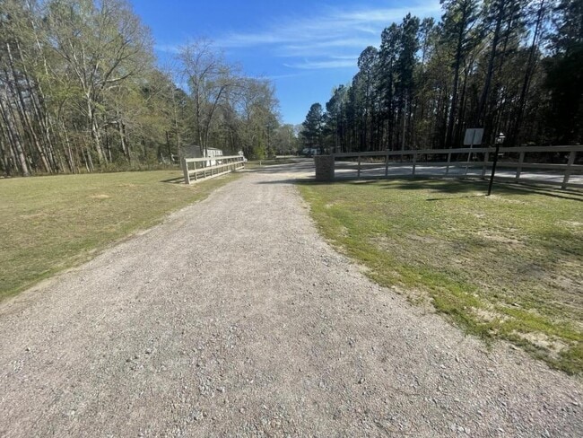 Building Photo - 931 Ravenwood Dr