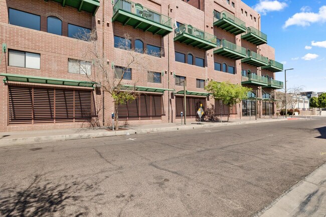 Building Photo - 424 S 2nd St