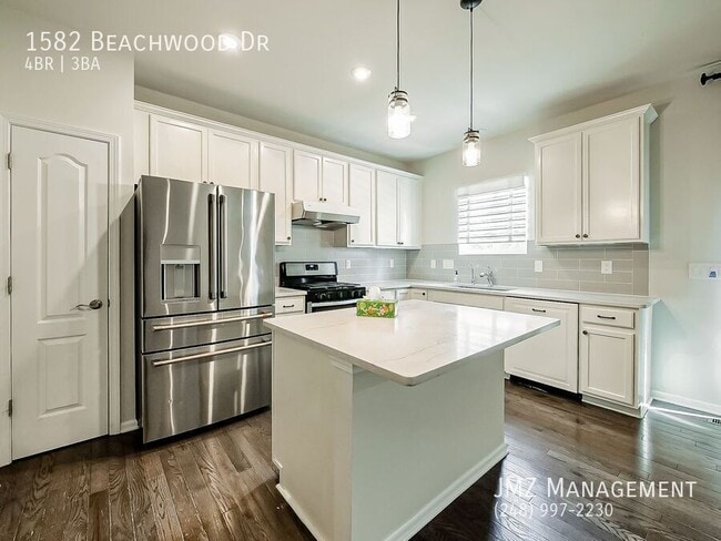 Building Photo - 1582 Beachwood Dr