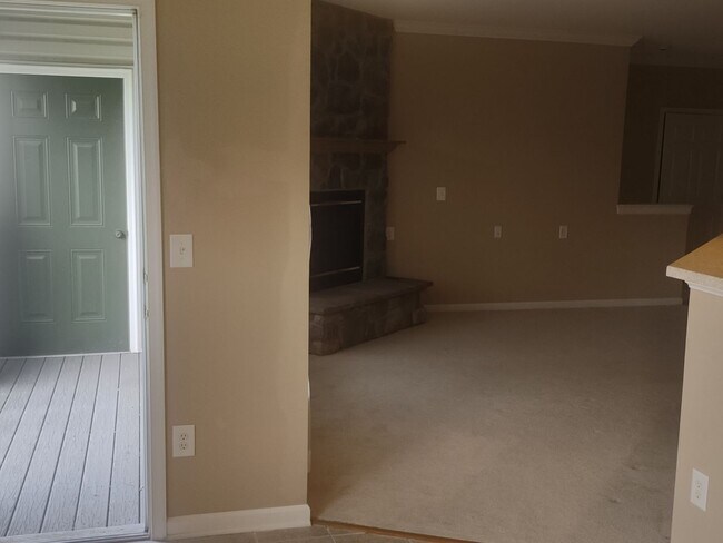 Building Photo - 812 Long Dr