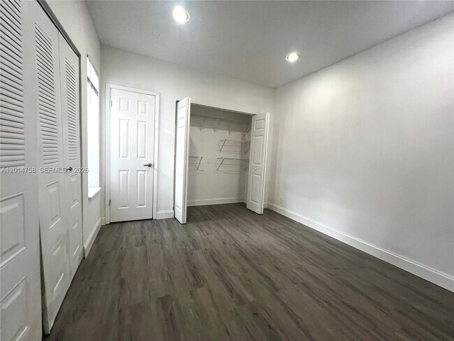 Building Photo - 465 Somerset Way