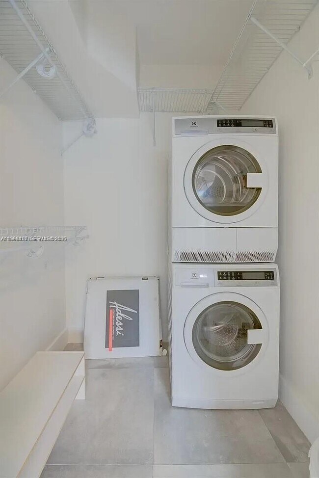 Building Photo - 81 Edgewater Dr