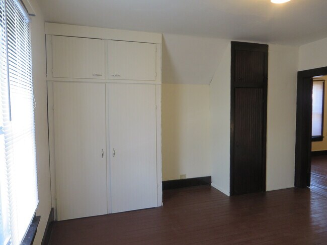 Building Photo - Large Three Bedroom, 1.5 Bathroom Home hal...