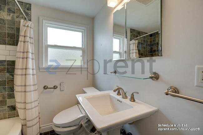 Building Photo - 4522 NE 54th St