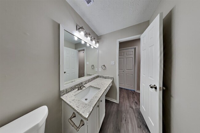Building Photo - 5511 Pipingwood Dr