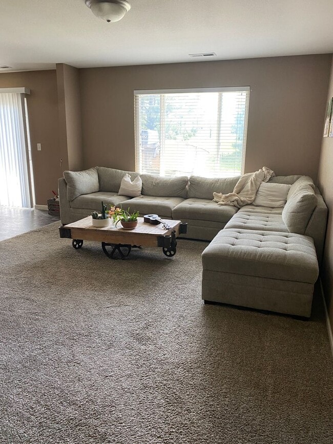 Building Photo - 3 bed 2.5 Bath Twin Home SORRY NO PETS!!