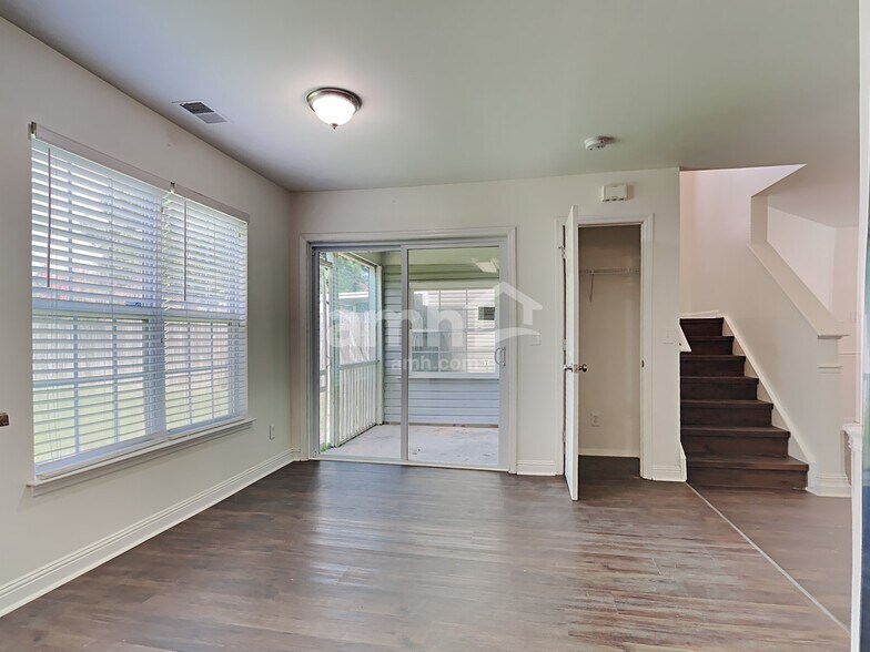 Building Photo - 122 Towering Pine Dr