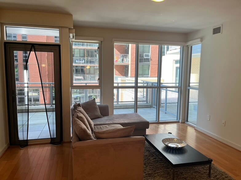 Building Photo - 1025 First St SE