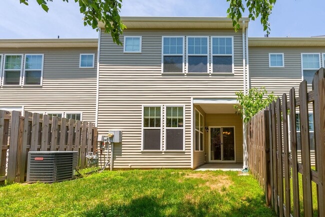Building Photo - Beautiful 3 bedroom 2 Bath Town Home in Wi...