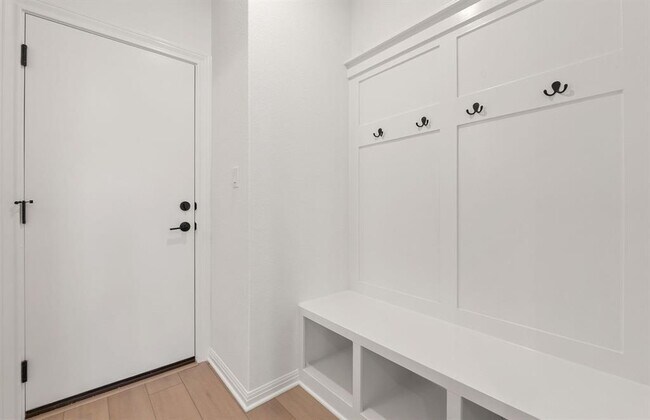 Building Photo - 2725 Woodall Dr