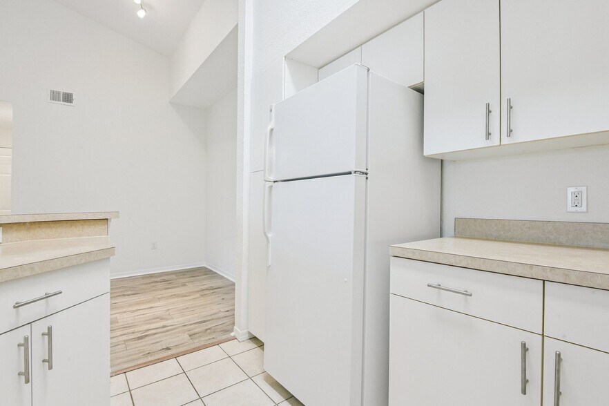 Building Photo - 4140 Central Sarasota Pky