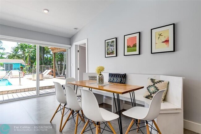 Building Photo - 1704 SW 4th Ct