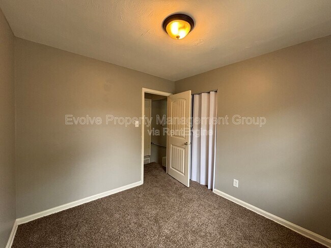 Building Photo - 4268 Glenbrook St