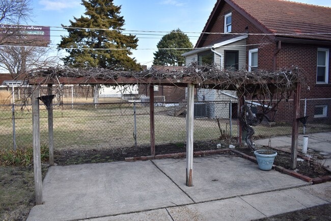Building Photo - Newly Renovated Duplex in the Hill