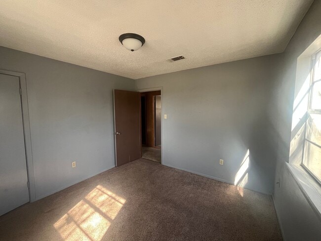 Building Photo - bed 1.5 Bath in Ward