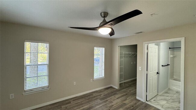 Building Photo - 8932 Manor Loop