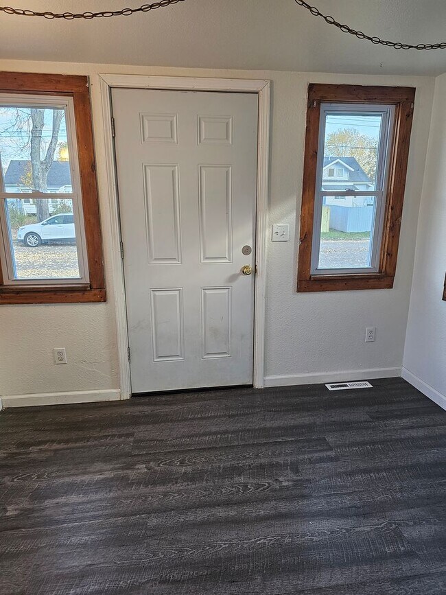 Building Photo - 521-523 Canal St