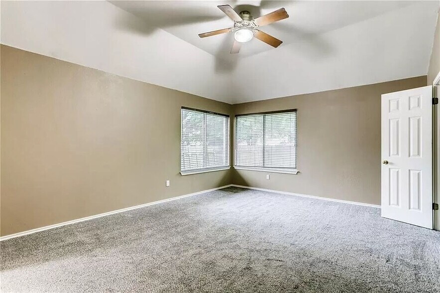 Master bedroom - 414 Steeplechase Dr