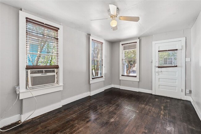 Building Photo - 2207 Santa Rita St