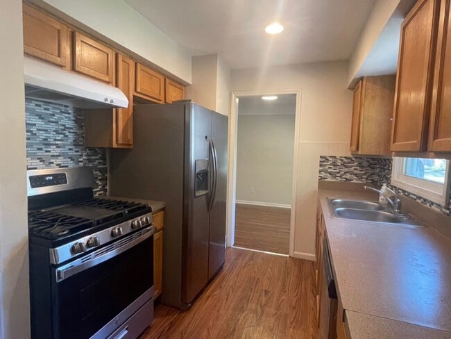 Building Photo - Spacious 4 Bed / 2 Bath Home with Large Ba...