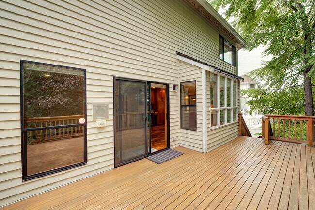 Building Photo - 5bd/3.5ba Bellevue Home